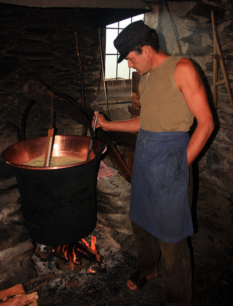 lavorazione formaggio tronella